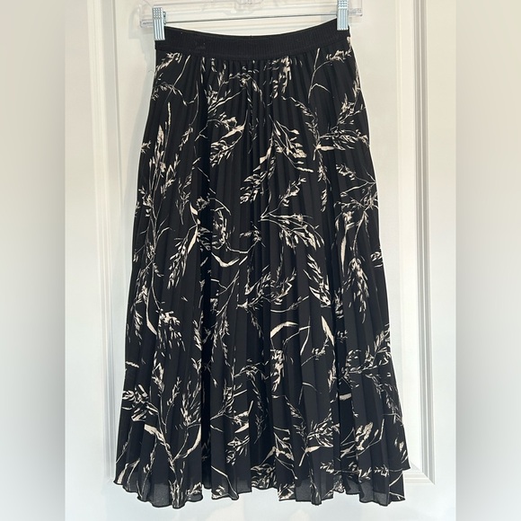 H&M Dresses & Skirts - Black and tan Skirt abstract print Calf length  H&M lined midi skirt Size 4